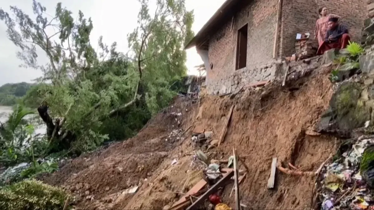 Kondisi rumah warga Desa Tamakbaya, Kecamatan Cibadak, Lebak rusak akibat tanah longsor. (Sumber: Dok. Warga)
