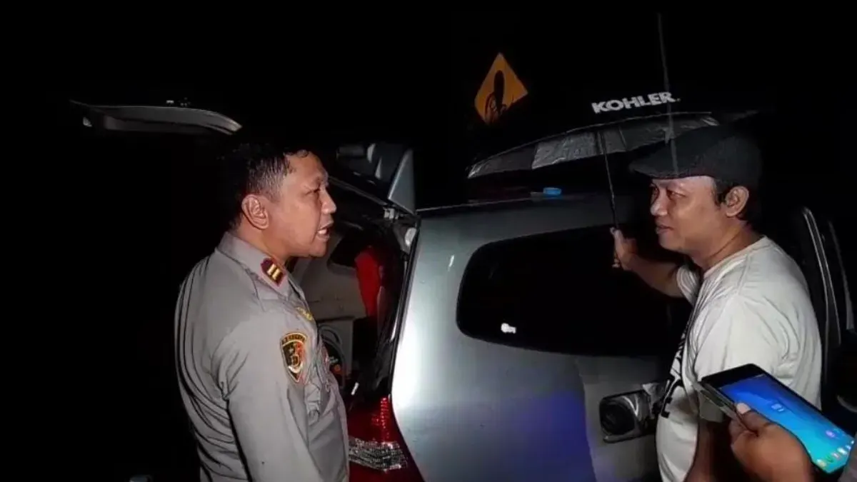 Kapolsek Tenjo, Iptu Hendrik membantu warga yang mobilnya mogok karena isi bensin dengan bahan bakar tercampur air, di Jalan Podomoro, Tenjo, Kabupaten Bogor, saat sedang patroli rutin selama bulan Ramadhan. (Sumber: Istimewa)