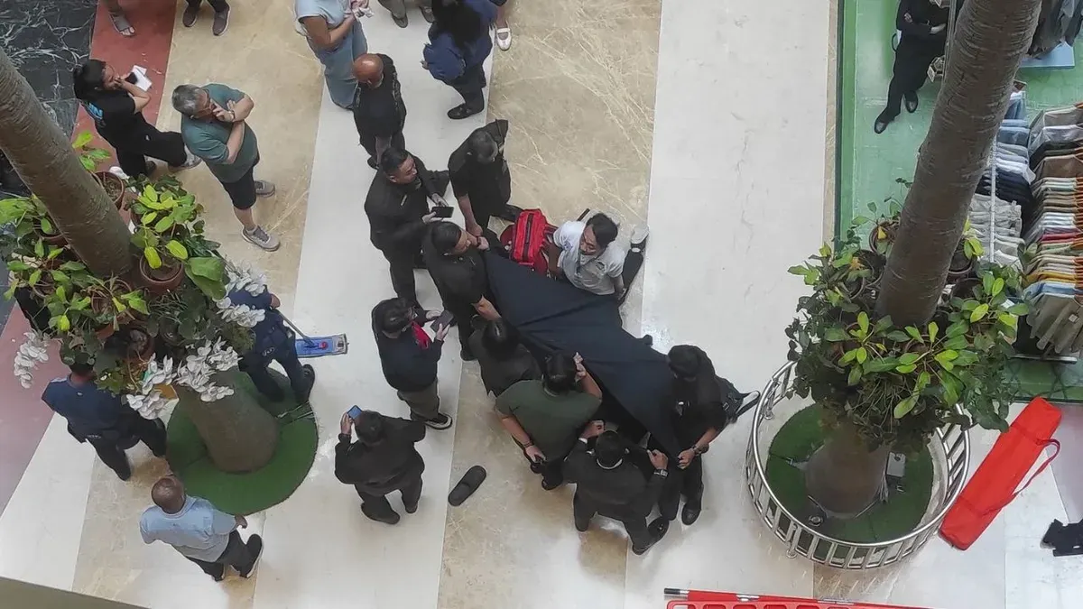 Pria diduga bunuh diri loncat dari lantai 3 PIM 2 Jakarta. (Sumber: X/@pim_mall)