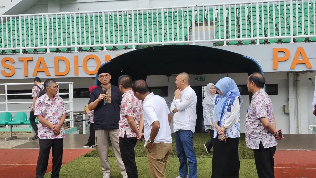 Pegawai Pemkab Bogor meninjau Stadion Pakansari untuk pelaksanaan sholat Idul Fitri, Sabtu, 7 Maret 2026. (Sumber: Dok. Pemkab Bogor)