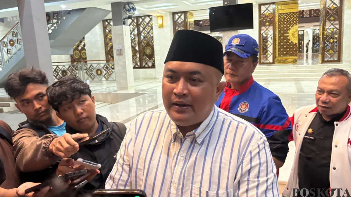 Bupati Bogor Rudy Susmanto saat memberikan keterangan pers di Masjid Nurul Wathon, Pakansari, Cibinong. (Sumber: Poskota/Giffar Rivana)