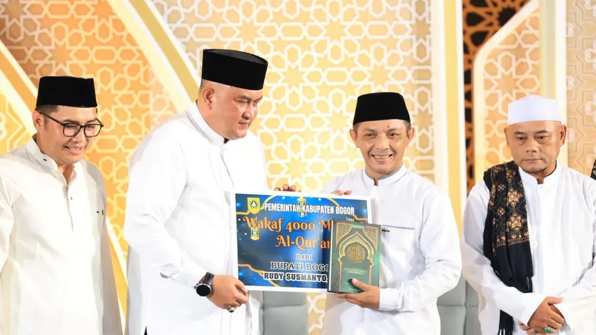 Bupati Bogor, Rudy Susmanto saat memberikan waqaf Al-Quran di Masjid Baitul Faizin, Cibinong. (Sumber: Pemkab Bogor)