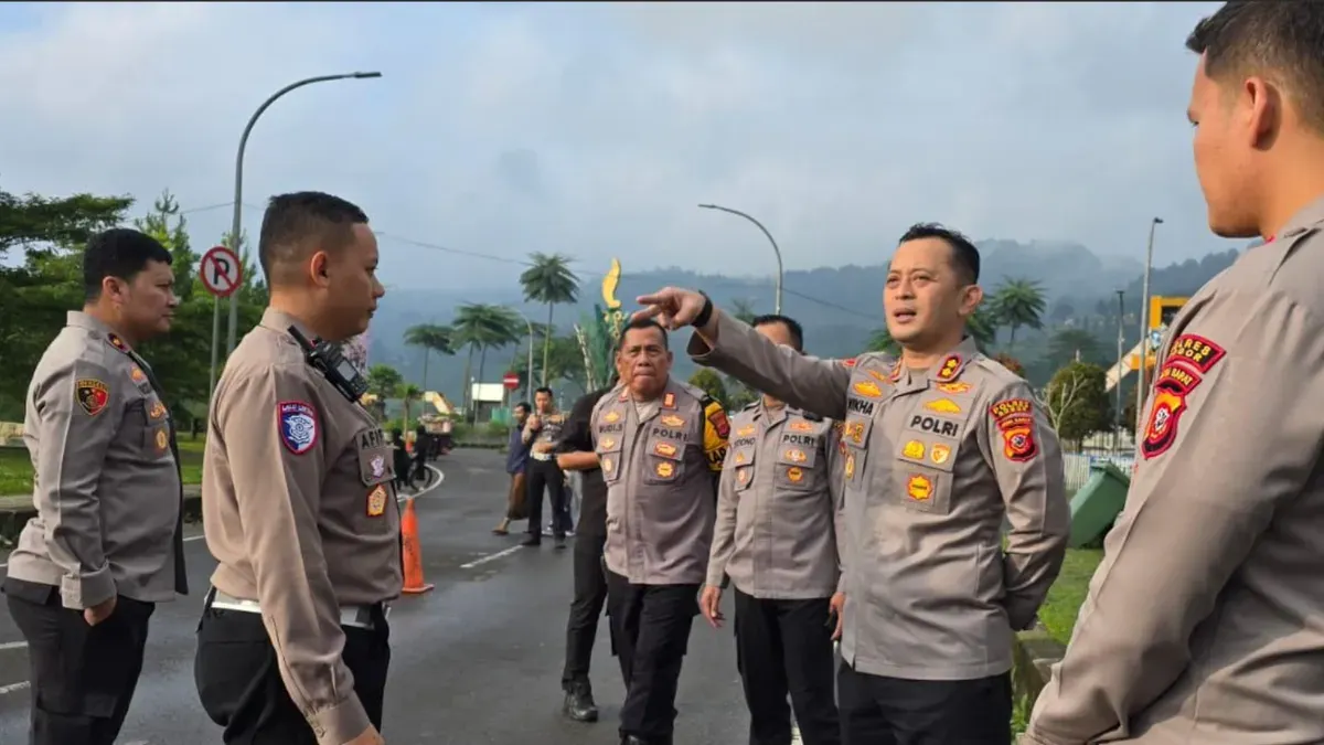 Kapolres Bogor AKBP Wikha Ardilestanto saat melakukan pengecekan kesiapan jalur mudik di wilayah Puncak, Minggu 9 Maret 2026. (Sumber: Polres Bogor)