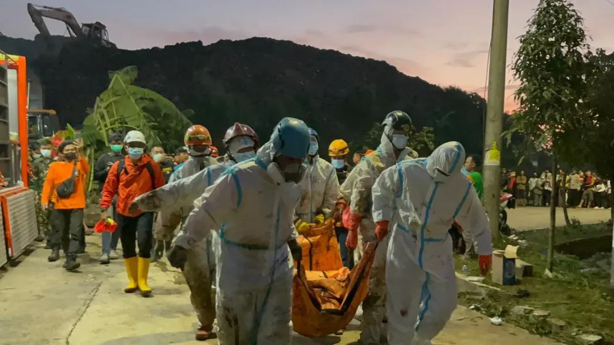 Petugas gabungan mengevakuasi jenazah korban longsor sampah TPST Bantargebang, Kabupaten Bekasi, Jawa Barat, Senin, 9 Maret 2026. (Sumber: Dok. SAR Jakarta)
