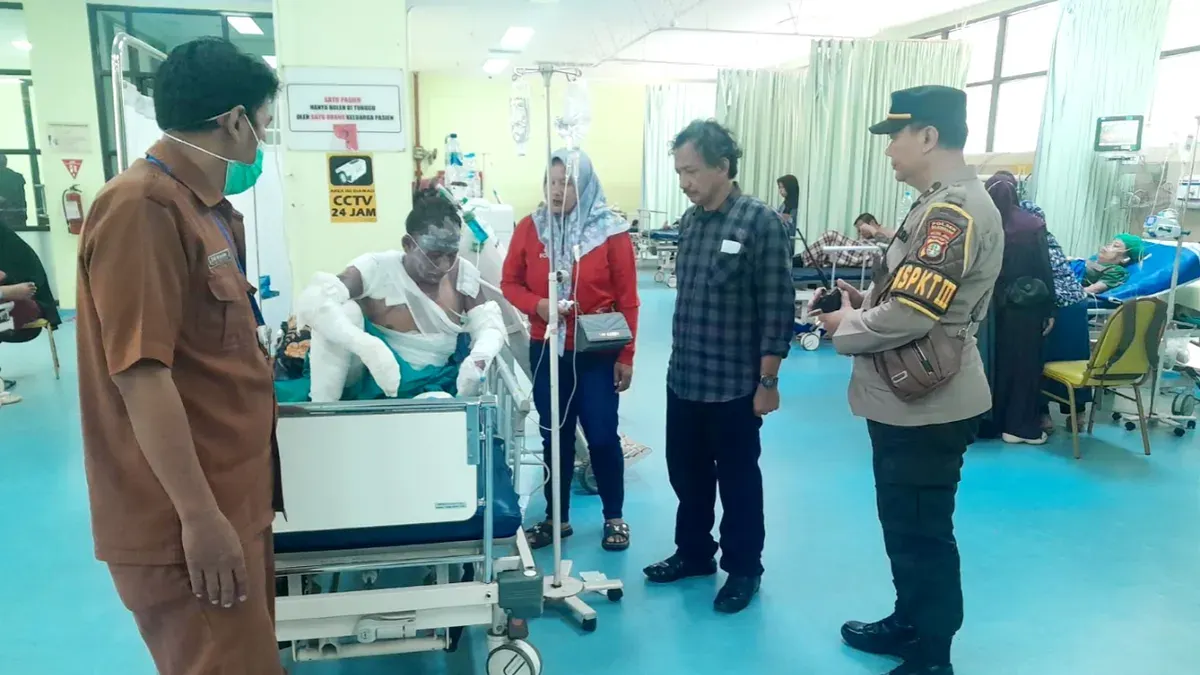Pedagang tukang baso alami luka bakar dan mendapat perawatan di ruangan IGD Khidmat Sehat Afiat Kota Depok, Sabtu, 9 Maret 2026 (Sumber: Polsek Bojongsari)