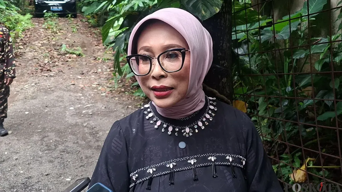 Mensos Fatma Saifullah Yusuf saat pembagian ribuan paket sembako di Jalan Manggis No 11 RT 07/RW 10, Kelurahan Rangkapan Jaya, Kecamatan Pancoran Mas, Kota Depok, Senin, 9 Maret 2026. (Sumber: Poskota/Angga Pahlevi)