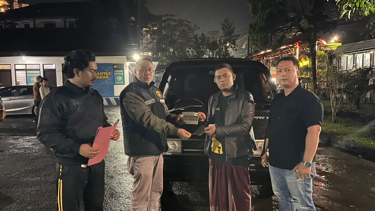 Polisi menyerahkan mobil pick up yang dicuri kepada pemiliknya di Mapolsek Ciawi, Kabupaten Bogor. (Sumber: Dok. Polsek Ciawi)