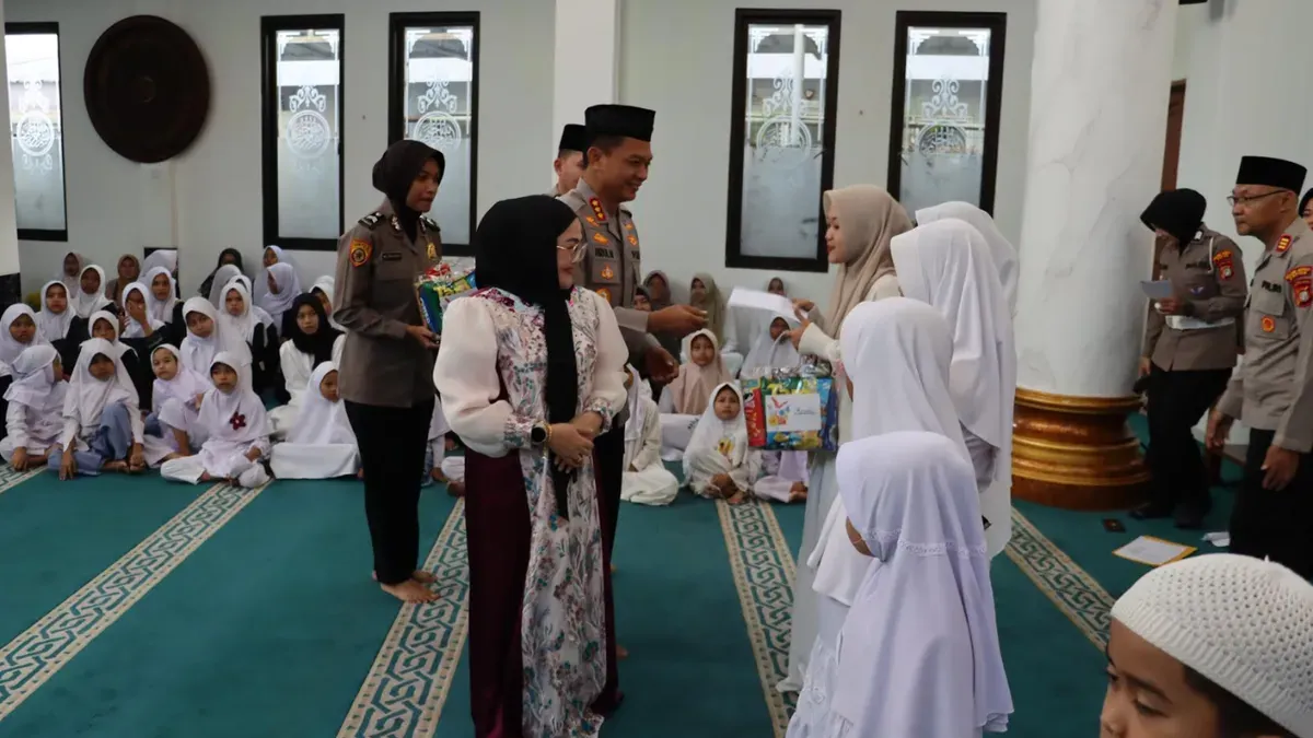 Kapolres Metro Depok Kombes Pol Abdul Waras memberikan santunan anak yatim di Masjid Al - Ikhlas Polres Metro Depok, Senin, 9 Maret 2026. (Sumber: Humas Polres Metro Depok)