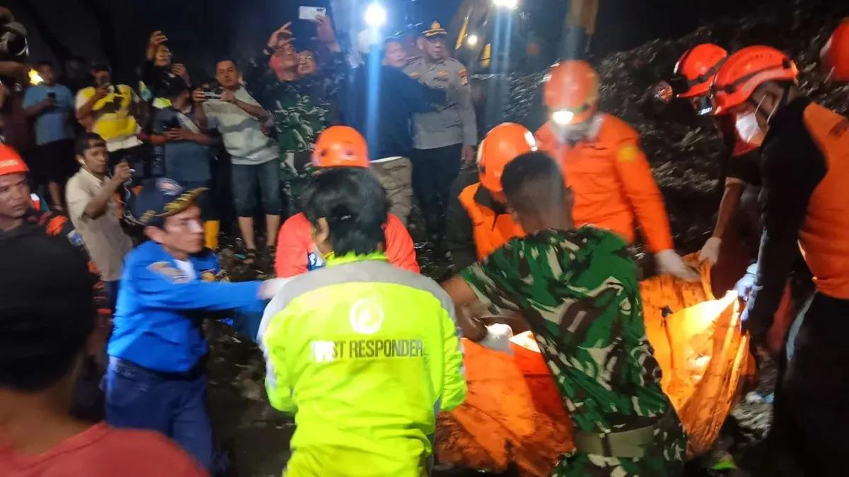 Petugas gabungan tengah melakukan evakuasi korban longsor longsor di Tempat Pengolahan Sampah Terpadu (TPST) Bantar Gebang. (Sumber: Dok. Basarnas Jakarta)