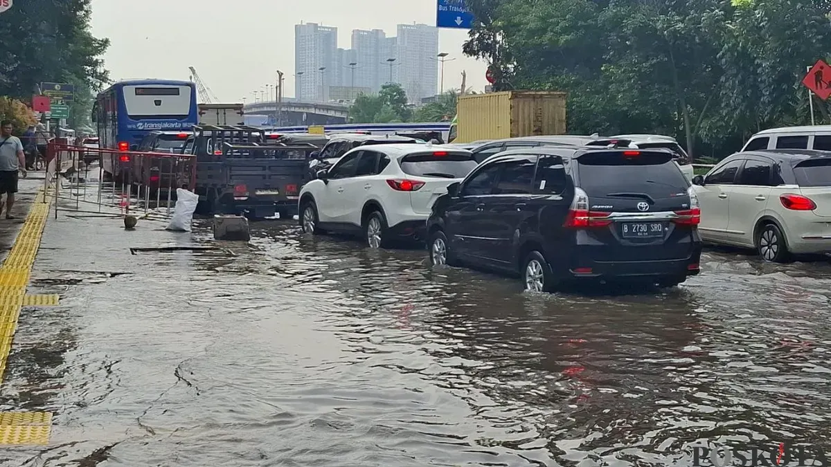 Genangan setinggi 20 centimeter merendam ruas Jalan Latumenten, Grogol Petamburan, Jakarta Barat, pada Senin, 9 Maret 2026 hingga menyebabkan kemacetan. (Sumber: Poskota/Pandi Ramedhan)