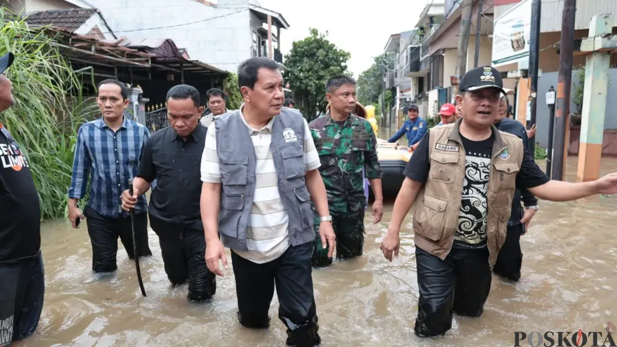 Bupati Tangerang, Maesyal Rasyid saat melakukan pemantauan banjir di Kecamatan Rajeg. (Sumber: Poskota/Veronica Prasetio)