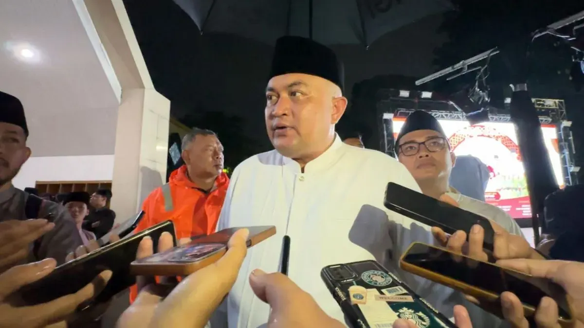 Bupati Bogor Rudy Susmanto saat memberikan keterangan pers di Cibinong, Minggu malam, 8 Maret 2026. (Sumber: Istimewa)