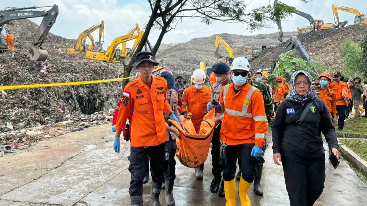 Tim SAR gabungan kembali menemukan korban jiwa akibat longsor di di Tempat Pengolahan Sampah Terpadu (TPST) Bantar Gebang, Kota Bekasi, Jawa Barat, Senin, 9 Maret 2026. (Sumber: Dok. Basarnas Jakarta)