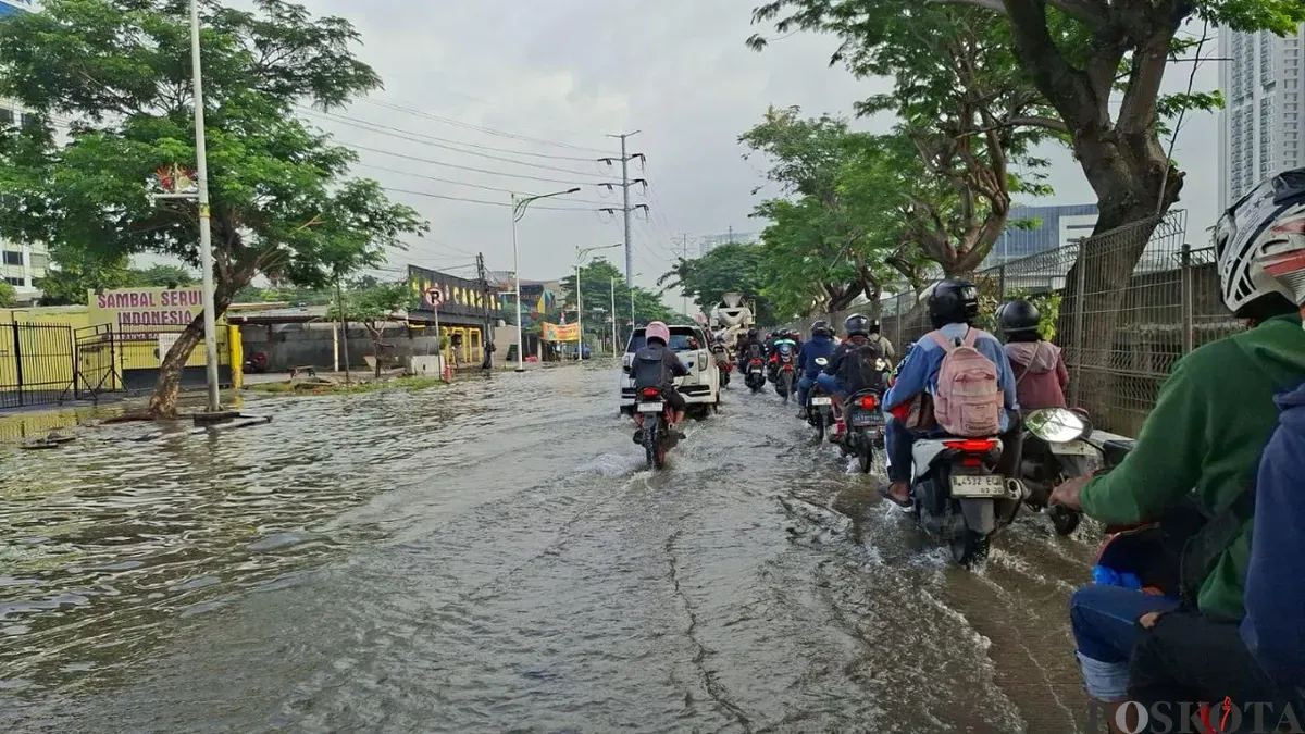 Genangan yang berada di ruas Jalan Outer Ringroad Cengkareng, Jakarta Barat sudah mulai surut dari pada Senin, 9 Maret 2026. (Sumber: Poskota/Pandi Ramedhan)
