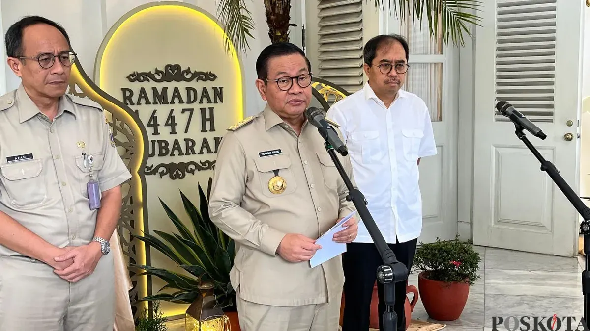 Gubernur Jakarta Pramono Anung saat menyampaikan terkait pemberian santunan bagi korban longsor sampah Bantargebang di Balai Kota DKI Jakarta, Senin, 9 Maret 2026. (Sumber: Poskota/M Tegar Jihad)