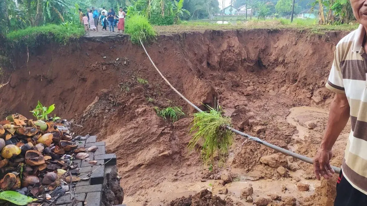 Jalan longsor di Desa Cilabanbulan, Kecamatan Menes, Pandeglang, belum ditangani pemerintah. (Sumber: Istimewa)