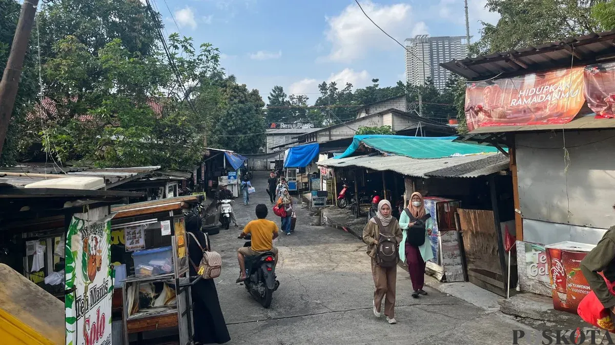 Kondisi ruas jalan menuju Stasiun Rawa Buaya, Cengkareng, Jakarta Barat, terpantau sudah surut dari banjir, Senin, 9 Maret 2026. (Sumber: Poskota/Pandi Ramedhan)