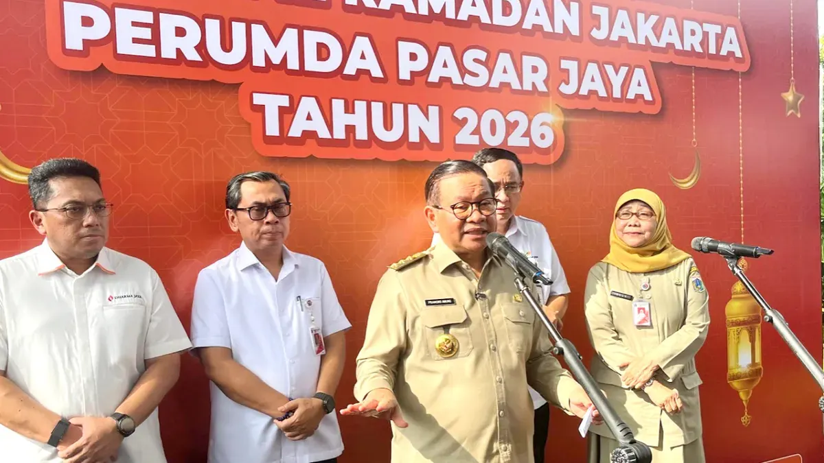 Gubernur Jakarta Pramono Anung saat menyampaikan terkait penyebab banjir di ibu kota kepada awak media di Balai Kota DKI Jakarta, Senin, 9 Maret 2026. (Sumber: Poskota/M. Tegar Jihad)