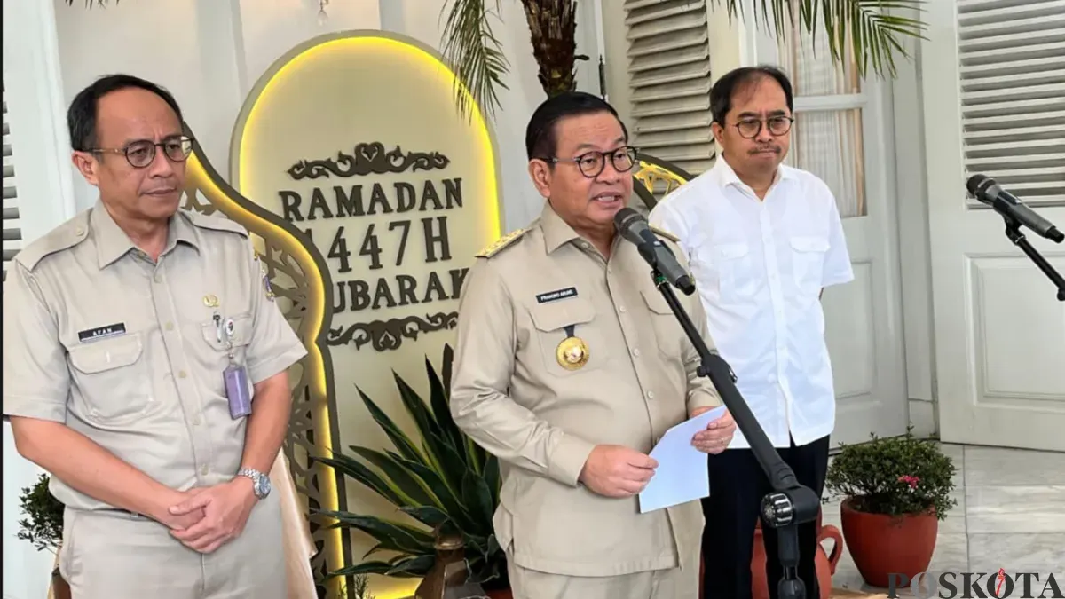Gubernur Jakarta Pramono Anung saat menyampaikan terkait penutupan sementara TPST Bantargebang di Balai Kota DKI Jakarta, Senin, 9 Maret 2026. (Sumber: Poskota/M Tegar Jihad)