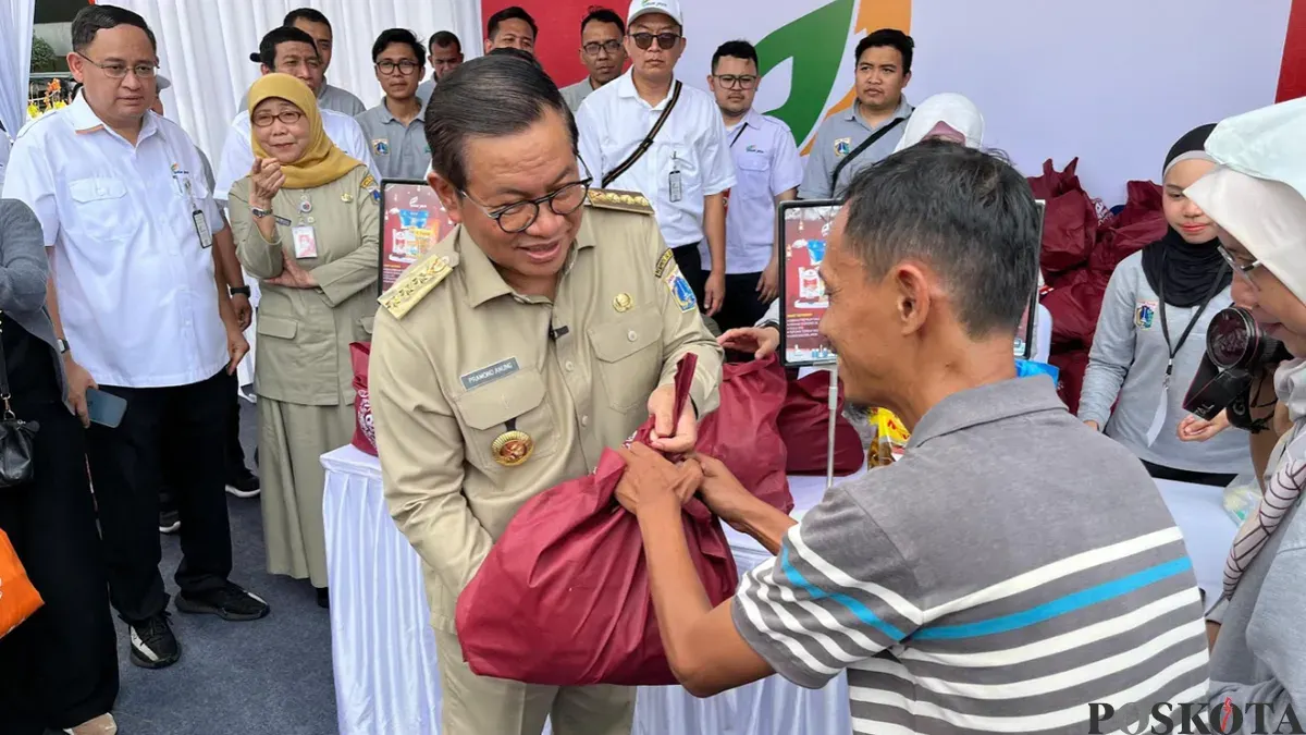 Gubernur Jakarta Pramono Anung saat memberikan sembako murah kepada salah satu warga di Balai Kota DKI Jakarta, Senin, 9 Maret 2026. (Sumber: Poskota/M. Tegar Jihad)