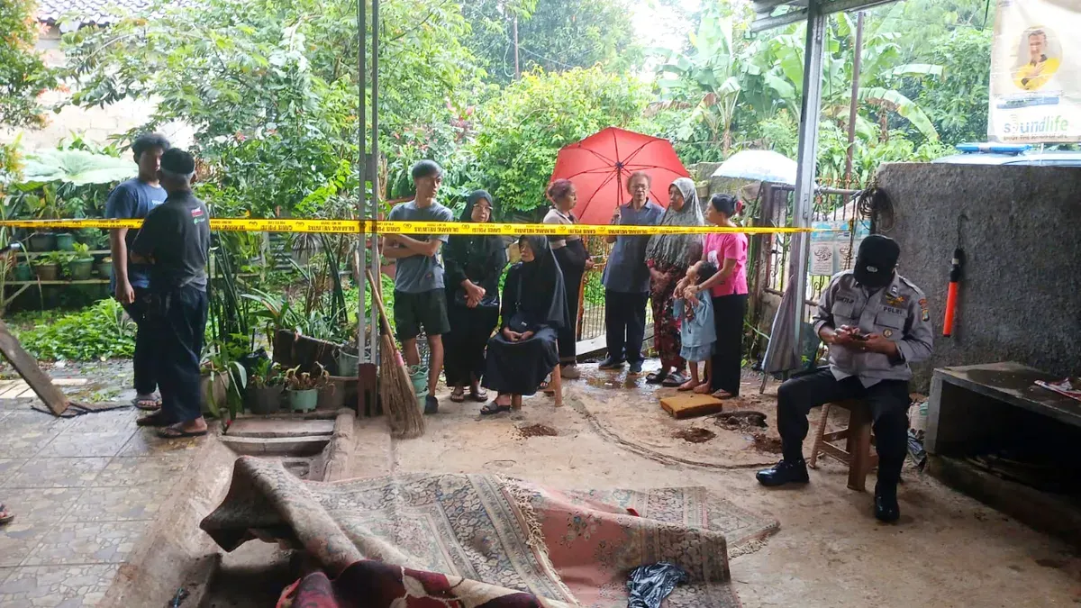 Olah TKP tempat penemuan kerangka manusia di rumah, Jalan Damai Raya Nomor 51, RT 05/RW 011, Kelurahan Meruyung, Kecamatan Limo, Kota Depok. (Sumber: Dok. Istimewa)