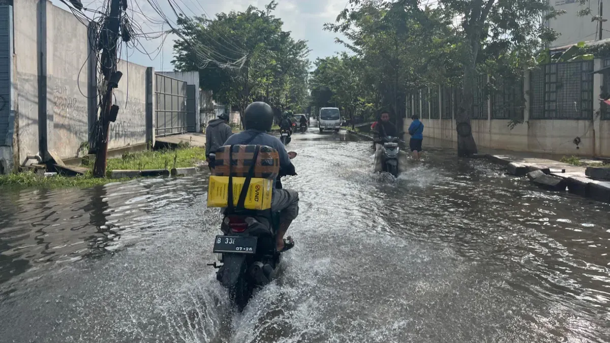 Ruas jalan di kawasan Cengkareng, Jakarta Barat, yang sempat tergenang pada Senin, 9 Maret 2026. (Sumber: Poskota/Pandi Ramedhan)