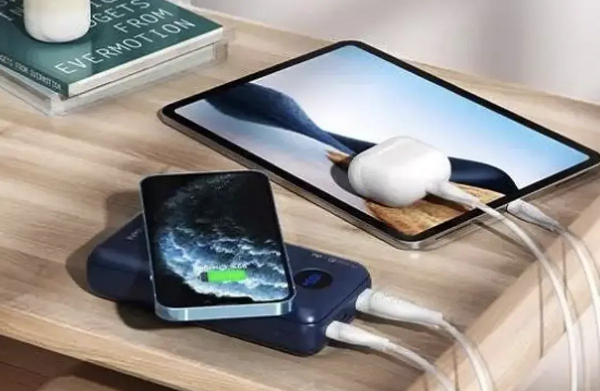 Ilustrasi berbagai gadget penting seperti smartphone, power bank, dashcam, dan earphone yang dibutuhkan untuk menunjang perjalanan mudik jarak jauh. (Sumber: Pinterest)