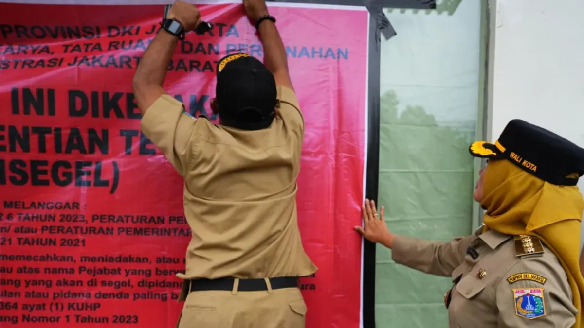 Penyegelan sarana olahraga padel di kawasan Kembangan, Jakarta Barat, karena tidak mempunyai ijin resmi, Senin, 9 Maret 2026. (Sumber: Kominfo)