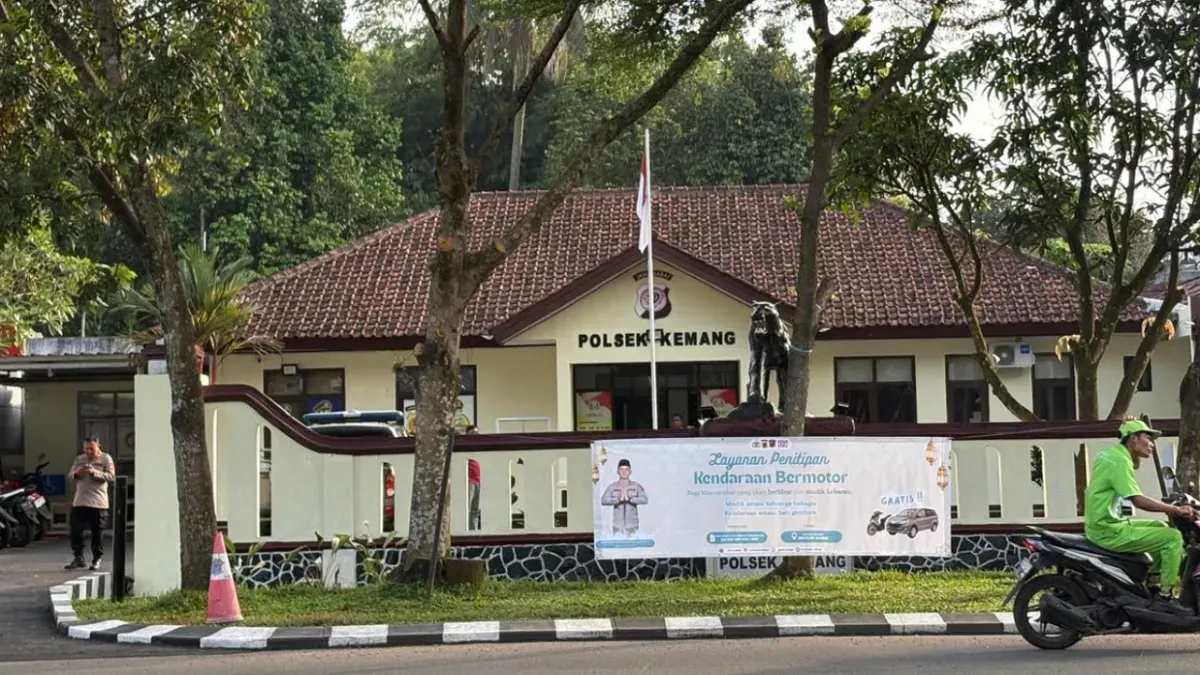 Polsek Kemang memasang banner penitipan kendaraan gratis bagi warga yang hendak mudik pada lebaran 2026. (Sumber: Polres Bogor)