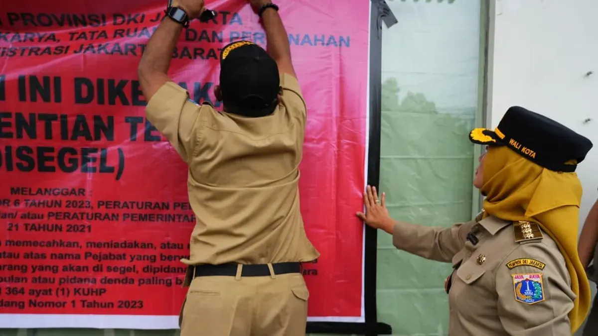 Penyegelan sarana olahraga padel di kawasan Kembangan, Jakarta Barat, karena tidak mempunyai ijin resmi, Senin, 9 Maret 2026. (Sumber: Dok. Kominfo)