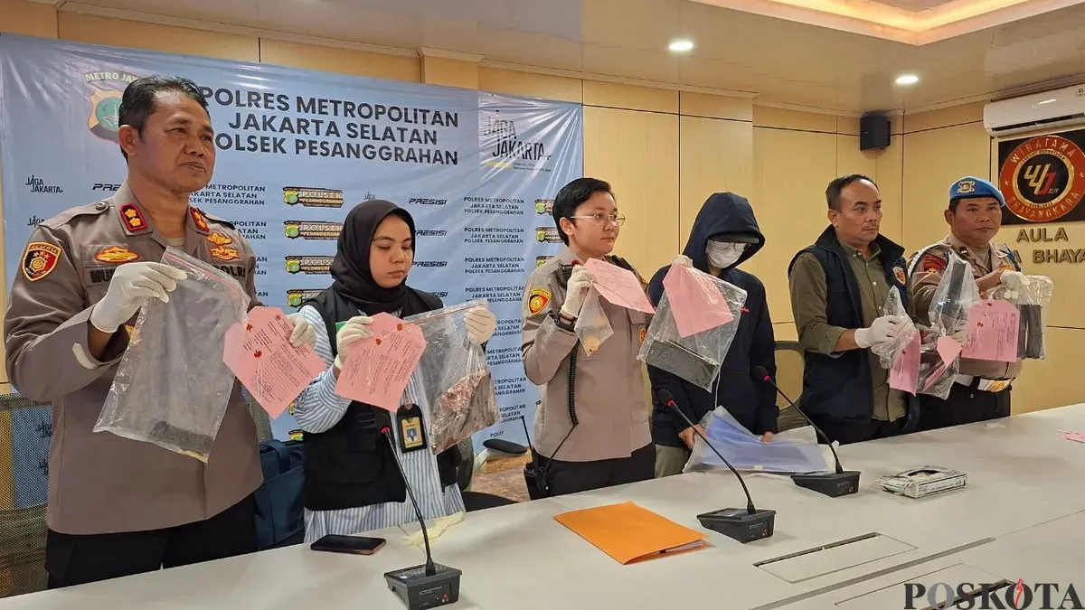 Polsek Pesanggrahan menggelar barang bukti senjata api dan tiga senjata softgun, Selasa, 10 Maret 2026. (Sumber: Poskota/Angga Pahlevi)