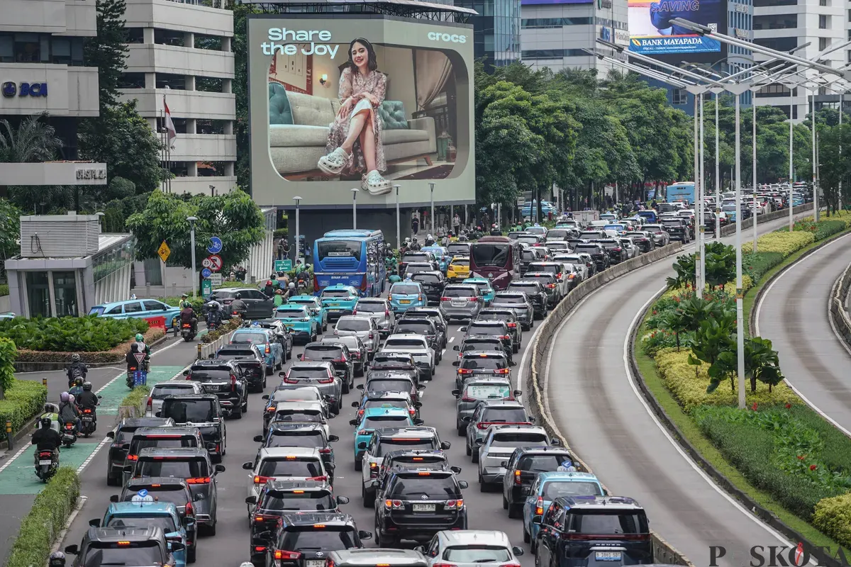 Sejumlah pengendara terjebak kemacetan saat jam pulang kerja pada bulan Ramadan di Jalan Jendral Sudirman, Jakarta Selatan, Selasa, 3 Maret 2026. (Sumber: Poskota/Bilal Nugraha Ginanjar)