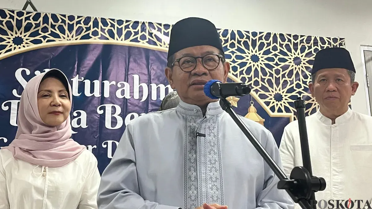 Gubernur Jakarta, Pramono Anung merespons ormas pengusaha diminta THR oleh ormas di RSKD Duren Sawir, Jakarta Timur, Selasa, 10 Maret 2026. (Sumber: Poskota/M. Tegar Jihad)