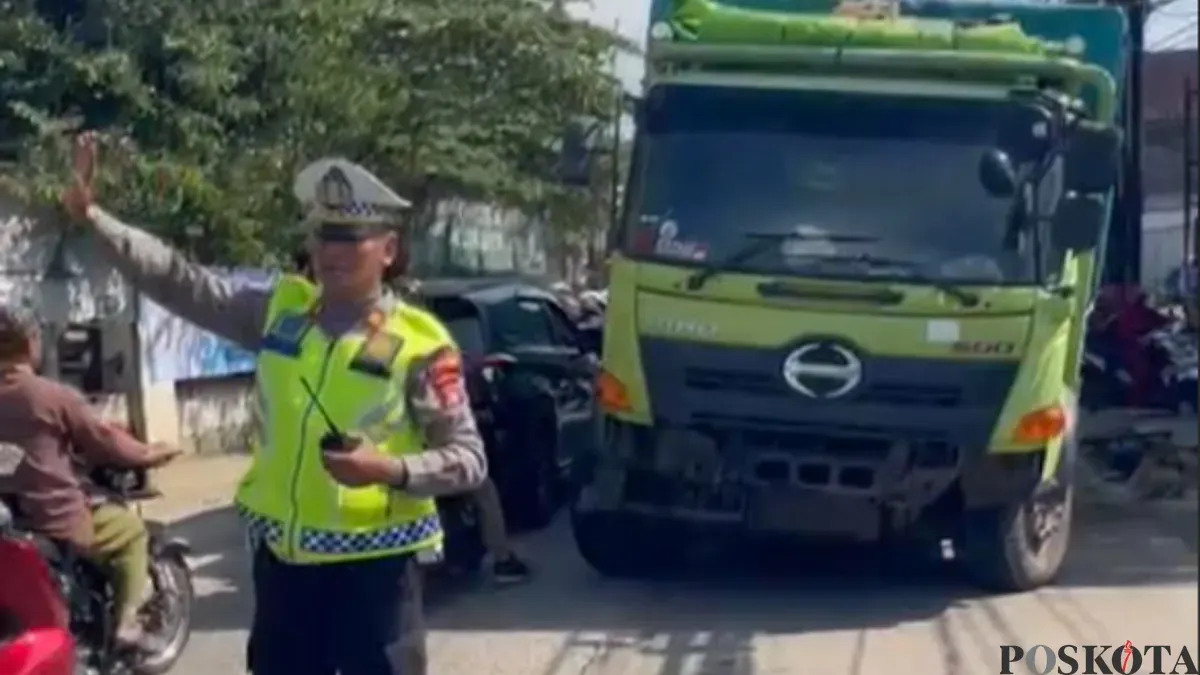 Proses evakuasi truk fuso yang masuk ke gorong-gorong. (Sumber: Poskota/Angga Pahlevi)