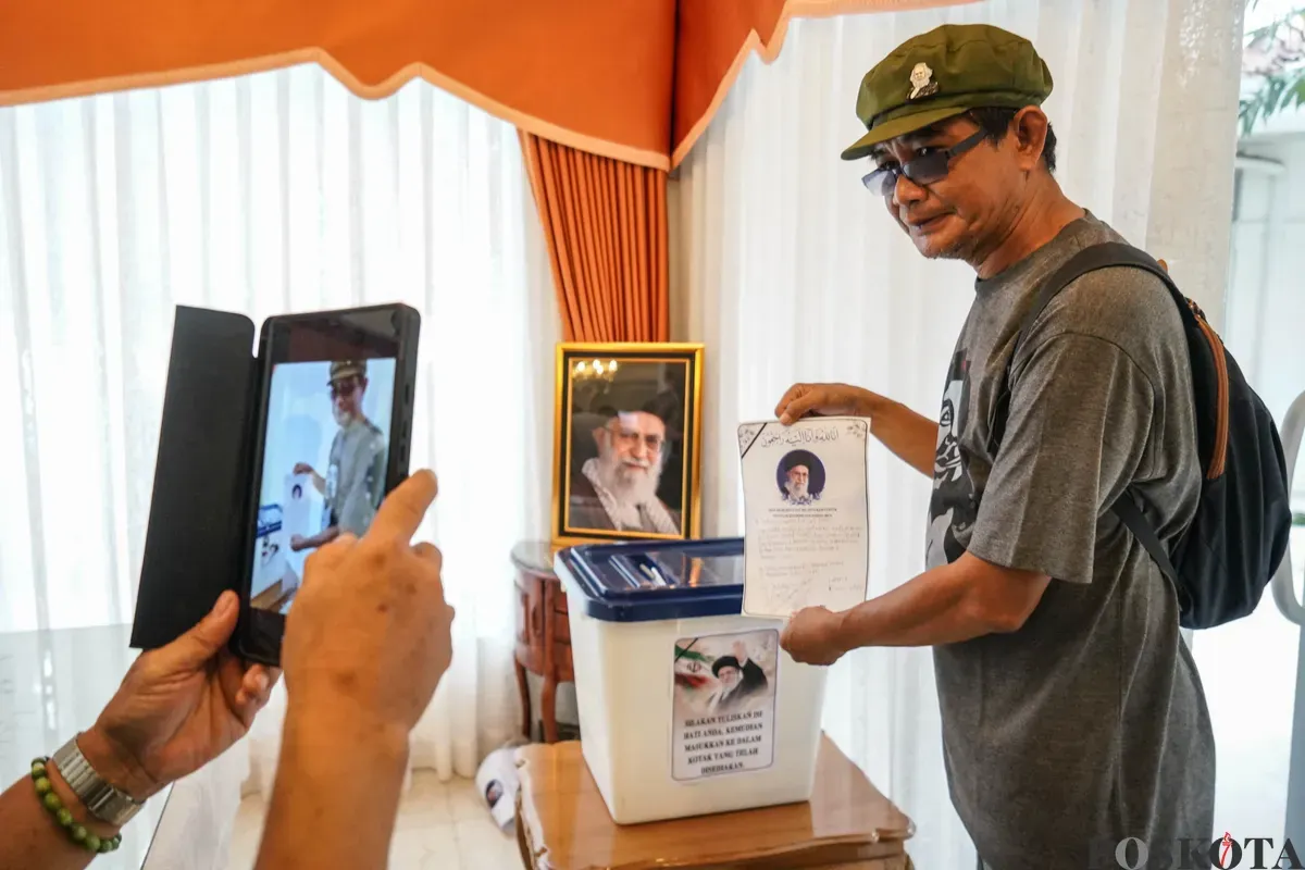 Warga berdoa untuk mendiang pemimpin tertinggi Iran Ayatollah Ali Khamenei di Kediaman Duta Besar Iran, Jakarta, Kamis 5 Maret 2026. (Sumber: Poskota/Bilal Nugraha Ginanjar)