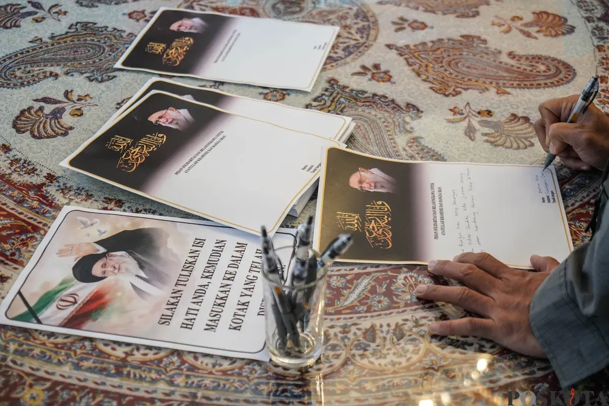 Warga berdoa untuk mendiang pemimpin tertinggi Iran Ayatollah Ali Khamenei di Kediaman Duta Besar Iran, Jakarta, Kamis 5 Maret 2026. (Sumber: Poskota/Bilal Nugraha Ginanjar)