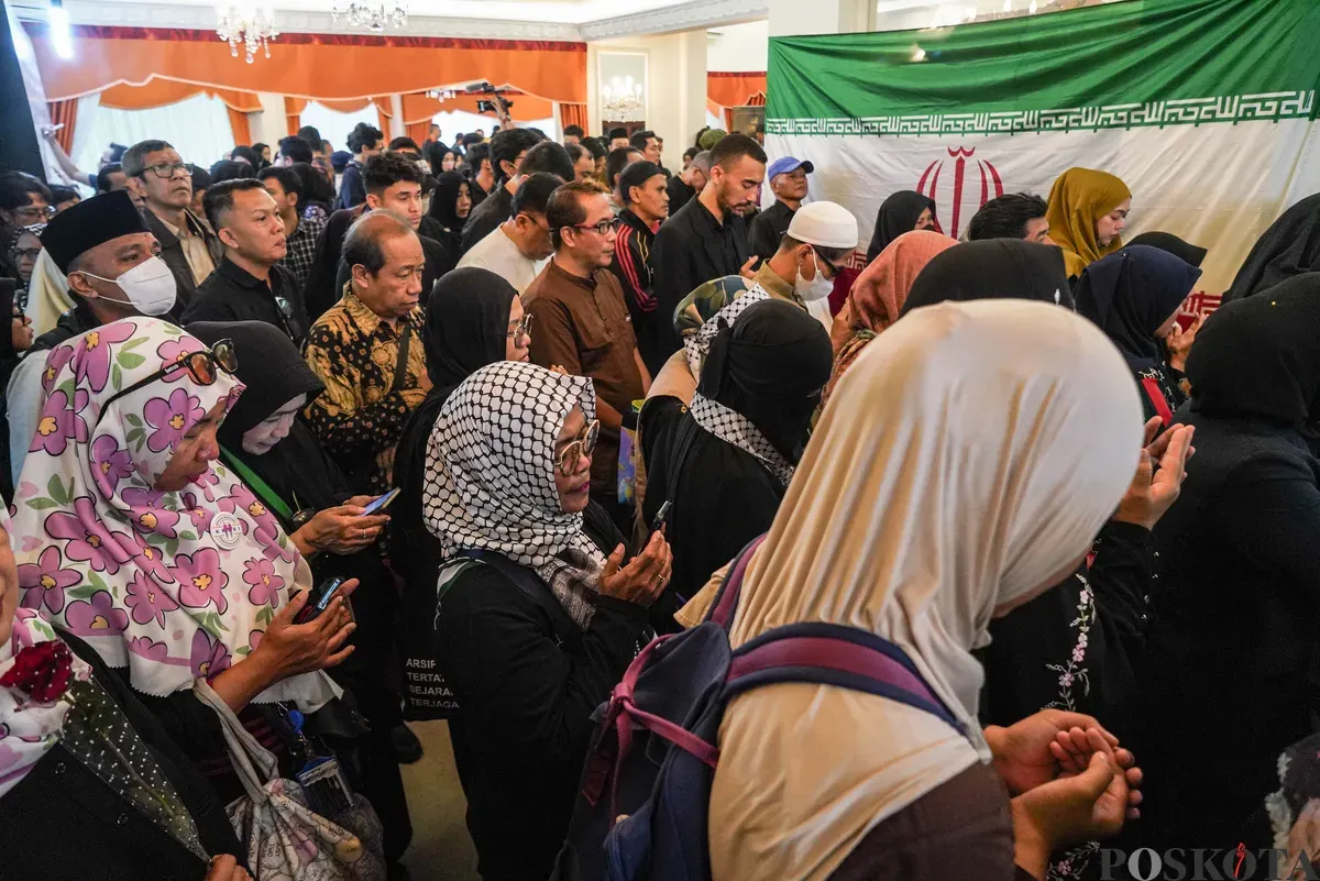 Warga berdoa untuk mendiang pemimpin tertinggi Iran Ayatollah Ali Khamenei di Kediaman Duta Besar Iran, Jakarta, Kamis 5 Maret 2026. (Sumber: Poskota/Bilal Nugraha Ginanjar)