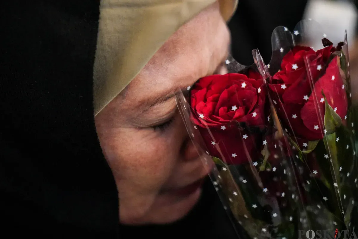 Warga berdoa untuk mendiang pemimpin tertinggi Iran Ayatollah Ali Khamenei di Kediaman Duta Besar Iran, Jakarta, Kamis 5 Maret 2026. (Sumber: Poskota/Bilal Nugraha Ginanjar)