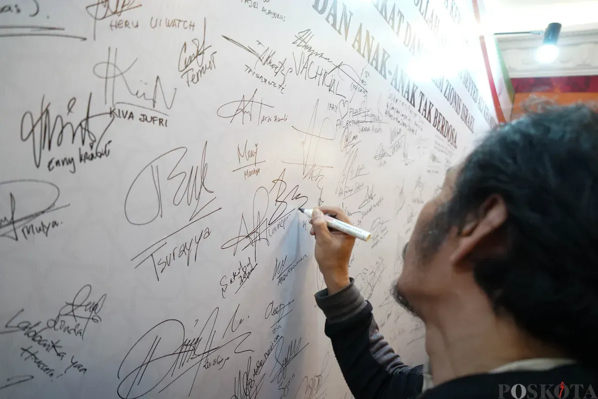 Warga berdoa untuk mendiang pemimpin tertinggi Iran Ayatollah Ali Khamenei di Kediaman Duta Besar Iran, Jakarta, Kamis 5 Maret 2026. (Sumber: Poskota/Bilal Nugraha Ginanjar)