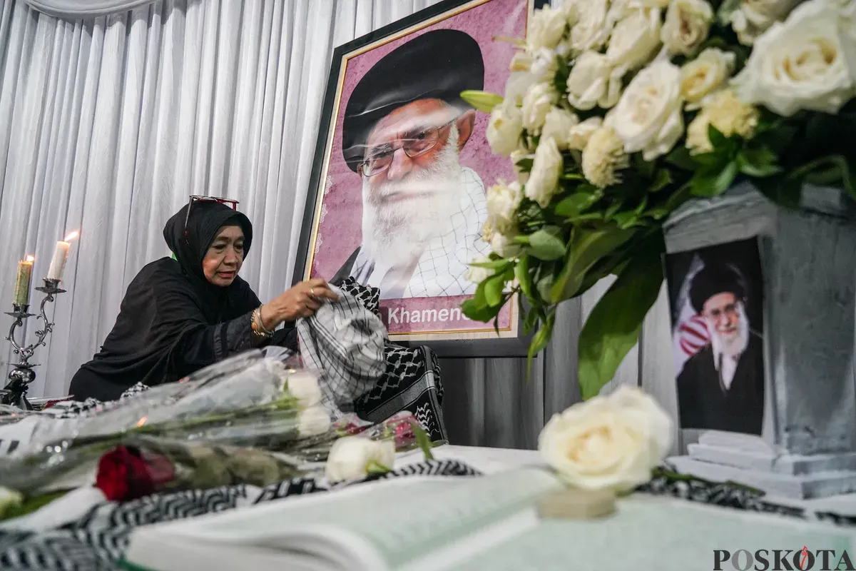 Warga berdoa untuk mendiang pemimpin tertinggi Iran Ayatollah Ali Khamenei di Kediaman Duta Besar Iran, Jakarta, Kamis 5 Maret 2026. (Sumber: Poskota/Bilal Nugraha Ginanjar)