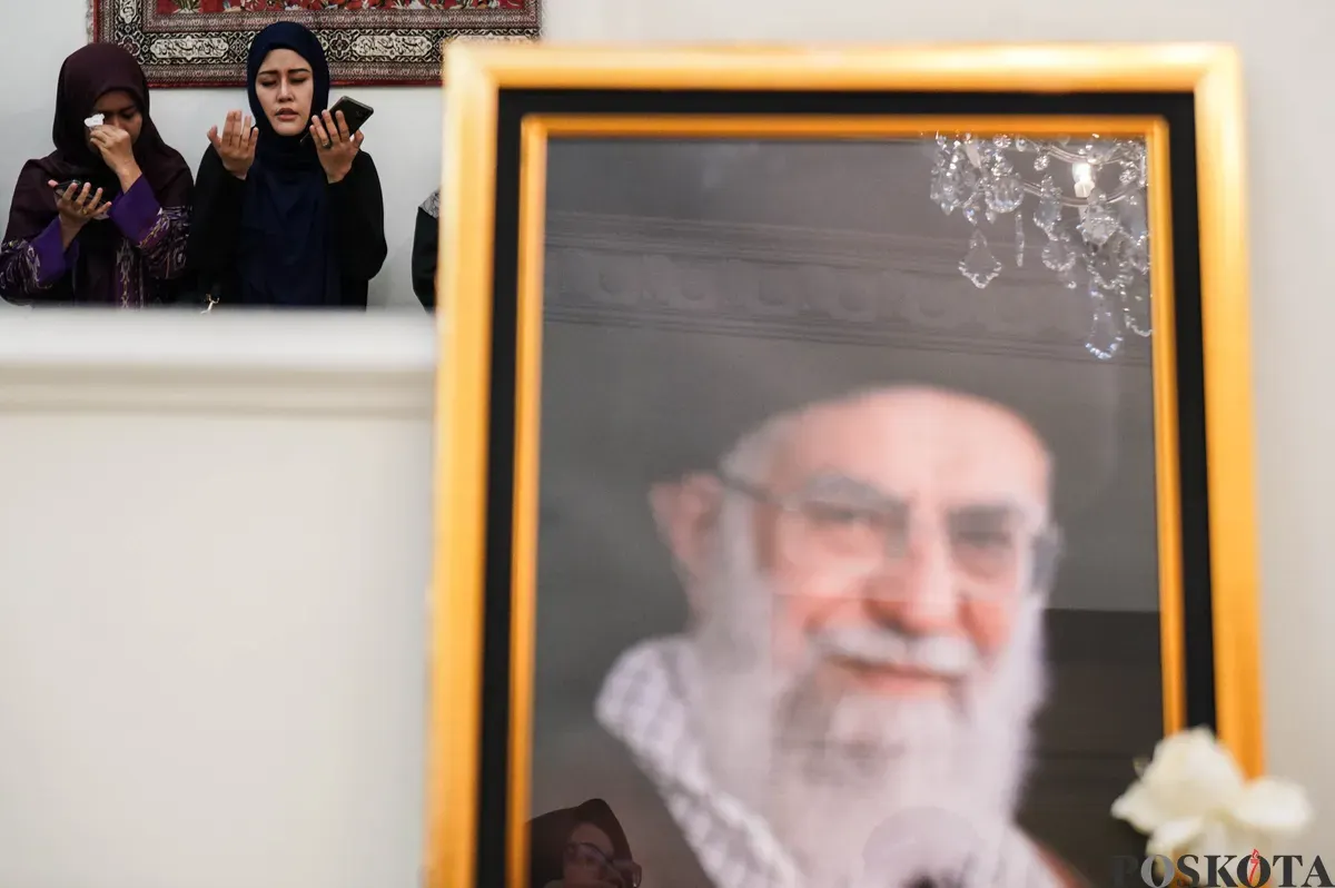 Warga berdoa untuk mendiang pemimpin tertinggi Iran Ayatollah Ali Khamenei di Kediaman Duta Besar Iran, Jakarta, Kamis 5 Maret 2026. (Sumber: Poskota/Bilal Nugraha Ginanjar)
