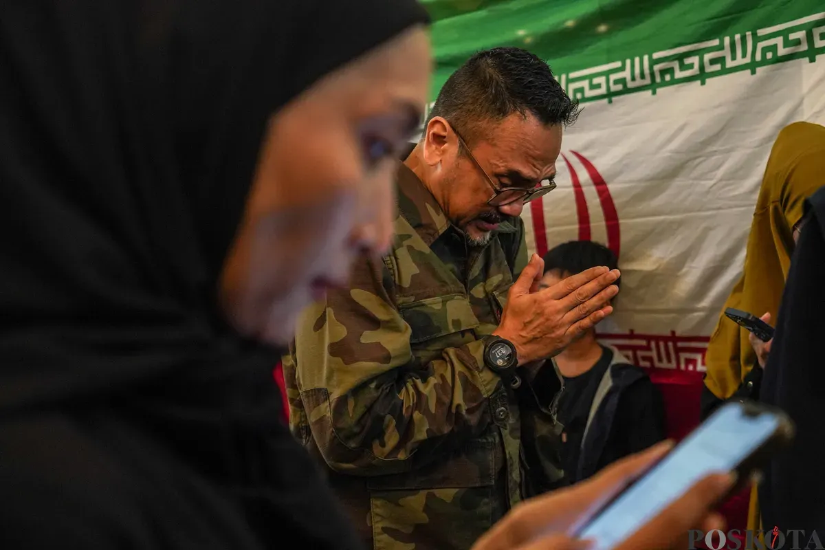Warga berdoa untuk mendiang pemimpin tertinggi Iran Ayatollah Ali Khamenei di Kediaman Duta Besar Iran, Jakarta, Kamis 5 Maret 2026. (Sumber: Poskota/Bilal Nugraha Ginanjar)