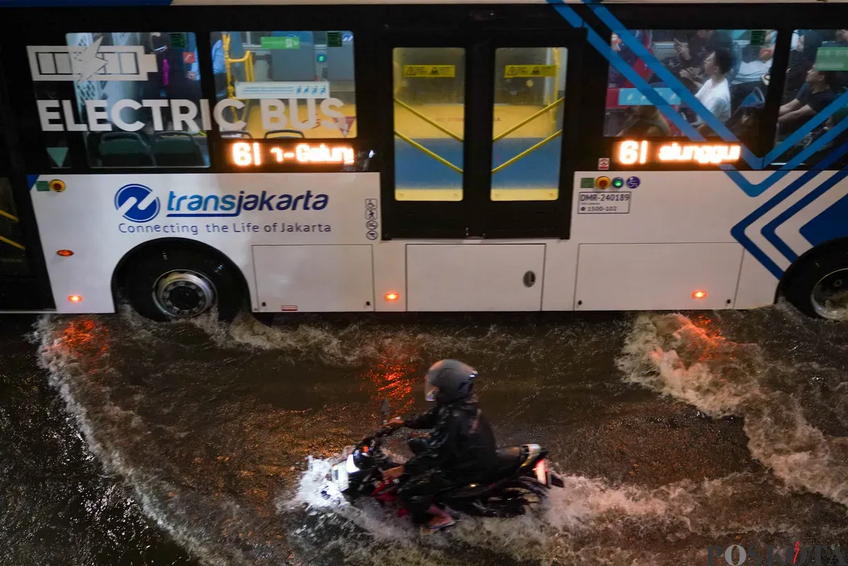 Pengendara melintasi genangan air banjir yang merendam Underpass Mampang, Jakarta Selatan, Minggu, 8 Maret 2026, dini hari. (Sumber: Poskota/Bilal Nugraha Ginanjar)