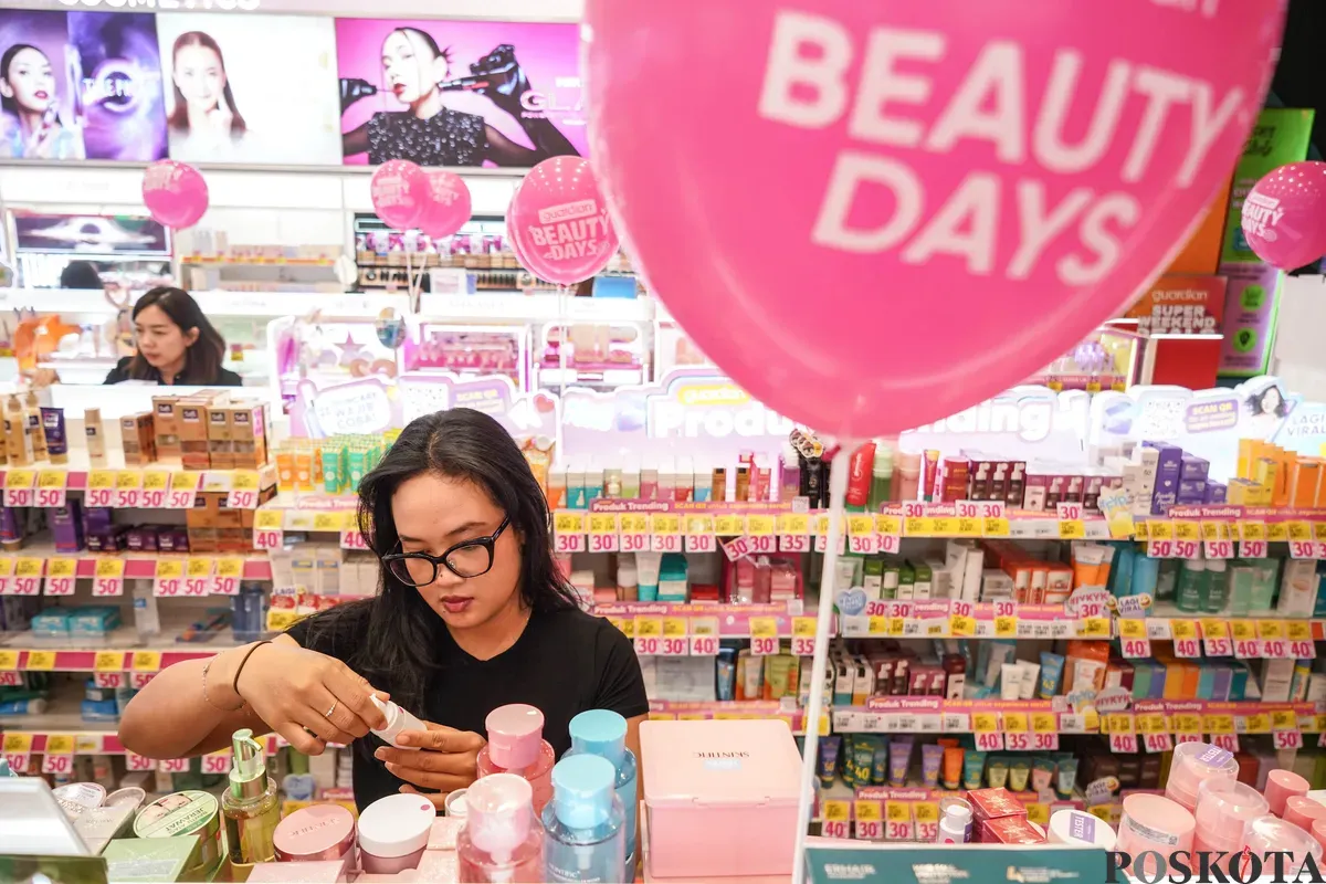 Pengunjung memilih kosmetik di salah satu toko kecantikan, Jakarta, Jumat, 6 Maret 2026. BPOM (Badan Pengawasan Obat dan Makanan) memprediksikan nilai industri kosmetik mencapai Rp158 triliun pada 2026. (Sumber: Poskota/Bilal Nugraha Ginanjar)