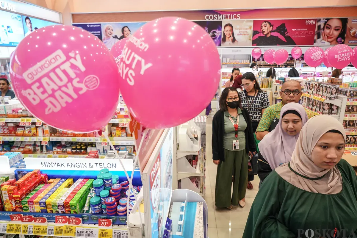 Pengunjung memilih kosmetik di salah satu toko kecantikan, Jakarta, Jumat, 6 Maret 2026. BPOM (Badan Pengawasan Obat dan Makanan) memprediksikan nilai industri kosmetik mencapai Rp158 triliun pada 2026. (Sumber: Poskota/Bilal Nugraha Ginanjar)