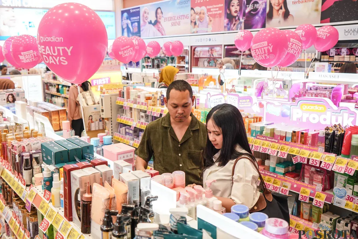 Pengunjung memilih kosmetik di salah satu toko kecantikan, Jakarta, Jumat, 6 Maret 2026. BPOM (Badan Pengawasan Obat dan Makanan) memprediksikan nilai industri kosmetik mencapai Rp158 triliun pada 2026. (Sumber: Poskota/Bilal Nugraha Ginanjar)