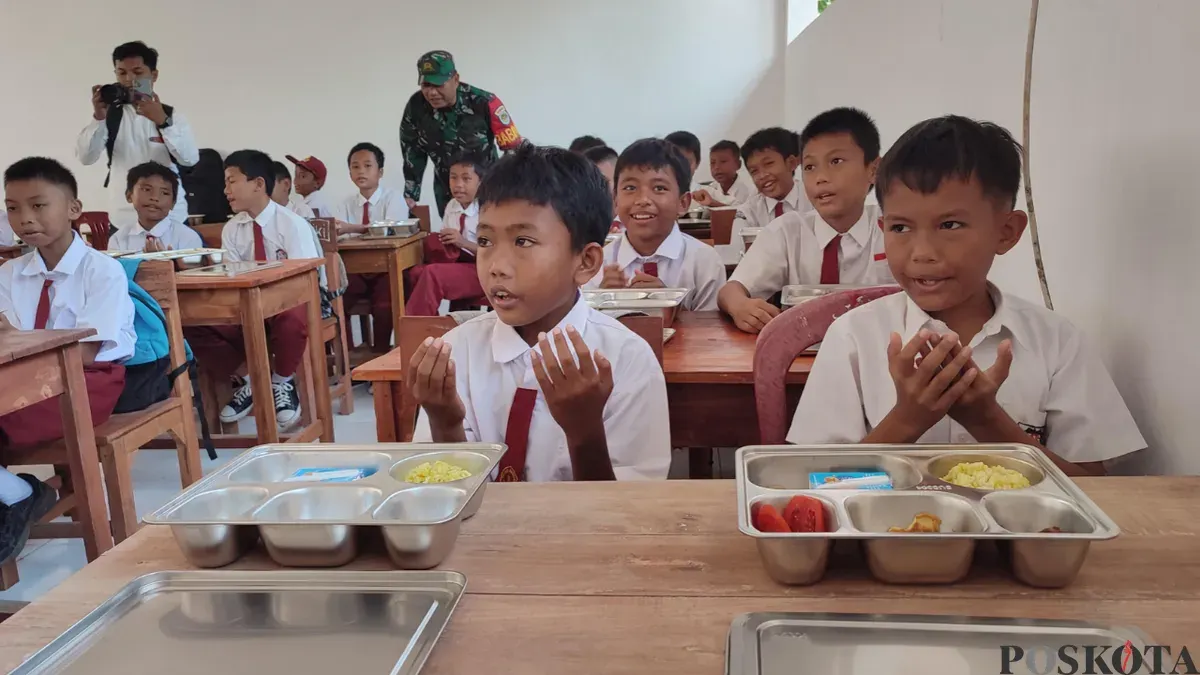 Para siswa di Pandeglang saat menikmati MBG. (Sumber: Poskota/Samsul Fatoni)