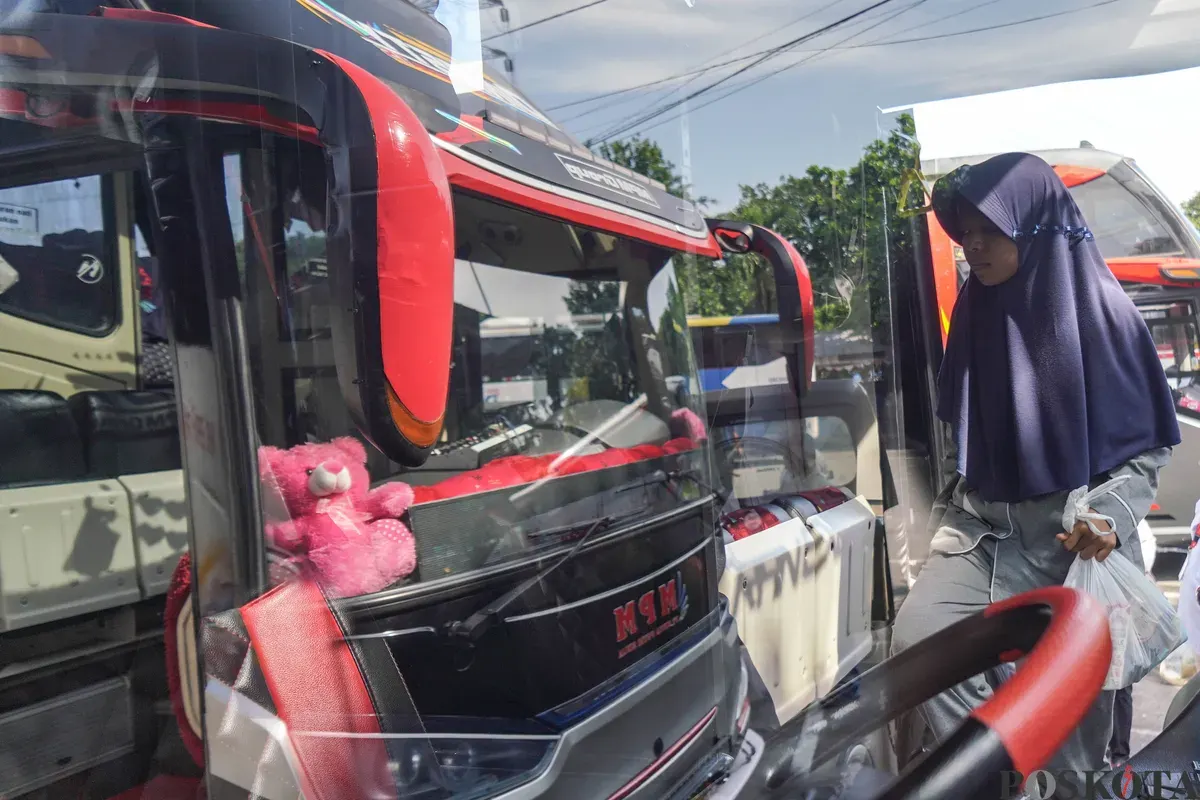 Sejumlah calon penumpang bersiap menaiki bus Antar Kota Antar Provinsi (AKAP) di Terminal Kampung Rambutan, Jakarta Timur, Selasa, 10 Maret 2026. (Sumber: Poskota/Bilal Nugraha Ginanjar)