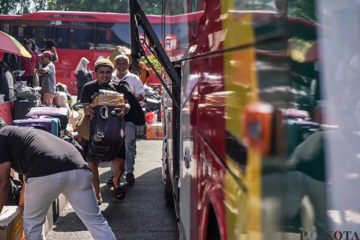 Sejumlah calon penumpang bersiap menaiki bus Antar Kota Antar Provinsi (AKAP) di Terminal Kampung Rambutan, Jakarta Timur, Selasa, 10 Maret 2026. (Sumber: Poskota/Bilal Nugraha Ginanjar)