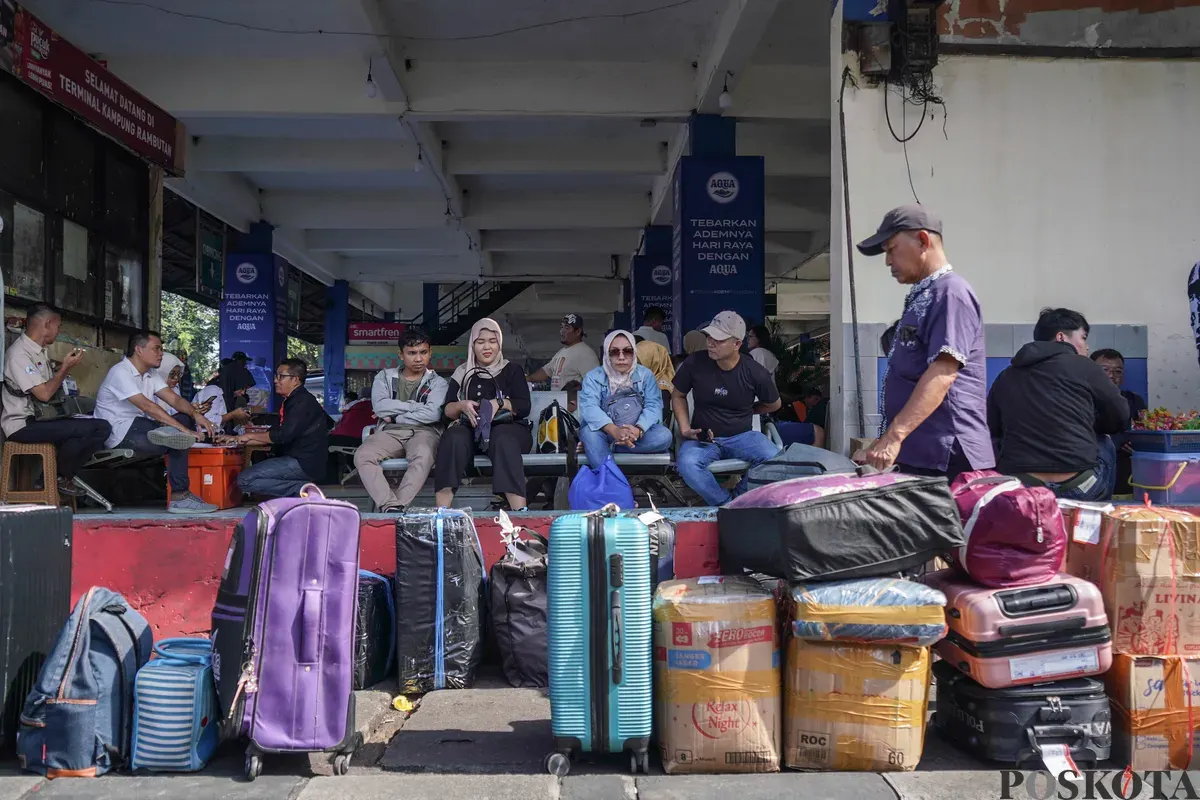 Sejumlah calon penumpang bersiap menaiki bus Antar Kota Antar Provinsi (AKAP) di Terminal Kampung Rambutan, Jakarta Timur, Selasa, 10 Maret 2026. (Sumber: Poskota/Bilal Nugraha Ginanjar)